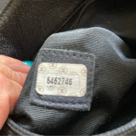 CHANEL Black Leather Shoulder Bag with Classic Design - Picture 17 of 17